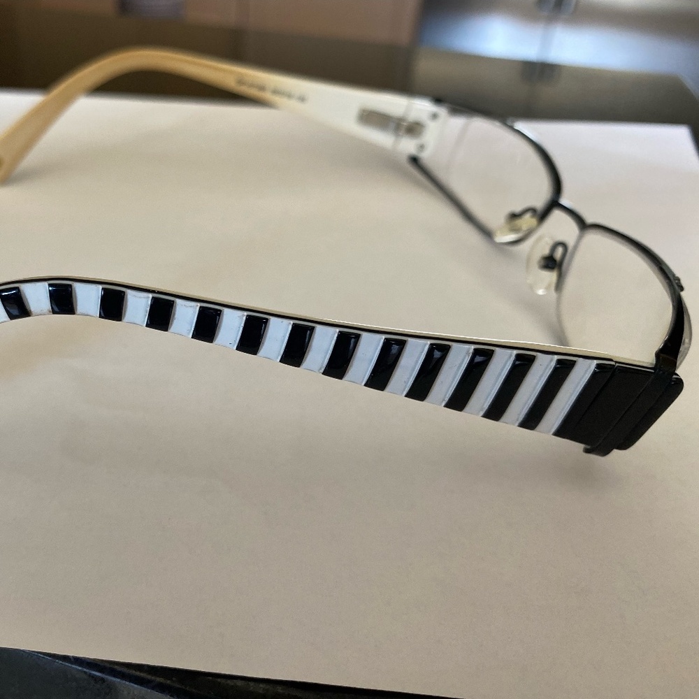 Unique eyeglass readers